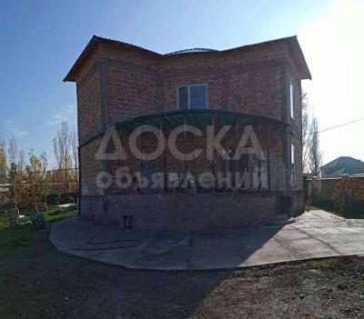 Продаю дом 4-ком. 80кв. м., этаж-2, 8-сот., стена кирпич, с. Люксембург, улю Гагарина 14.