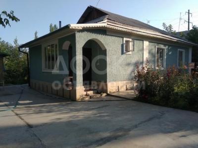 Продаю дом 4-6-ком. 100кв. м., этаж-1, 9-сот., стена кирпич, Г.Ош мкр. Достук, ул 45.