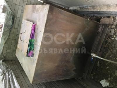 Продаю 2 бочки ( цистерны ) 
Цилиндр 600литров
Квадратный 1 тонна 
Бесплатная доставка на любую точку города!!!