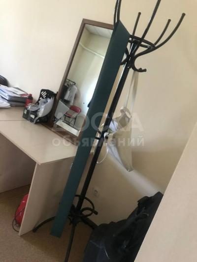 Вешалка напольная в отличном состоянии белая и черная