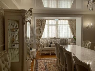 Продаю 5-комнатную квартиру, 228кв. м., этаж - 2/5, Тыныстанова/ Донецая .