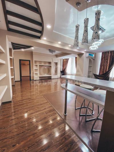 Продаю 3-комнатную квартиру, 117.4кв. м., этаж - 1/4, Токомбаева (напротив Асанбая).