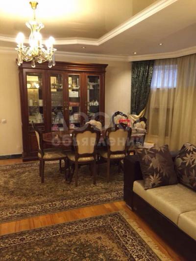 Продаю дом 9-ком., 250кв. м., этаж-3, 7.5-сот., стена кирпич, Район университета.