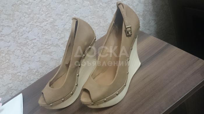 продаю. Танкетки от фирмы Бершка