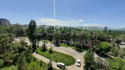 Продаю 2-комнатную квартиру, 63кв. м., этаж - 6/6, 10мкр,Южные ворота.