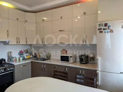 Продаю дом 5-ком. 150кв. м., этаж-2, 3-сот., стена кирпич, ж/м Кара-Жыгач.