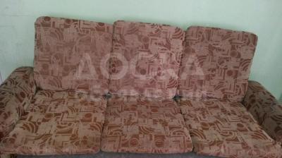 Продаю раскладной диван с 2 - мя креслами б.у. Большое спальное место.