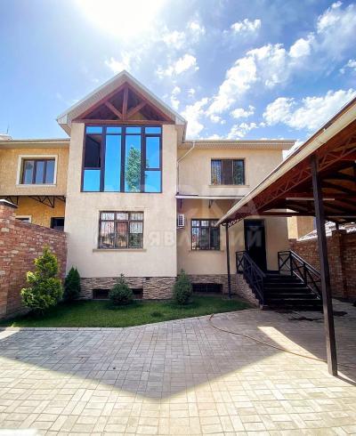 Продаю таунхаус 6-ком. 245кв. м., этаж-3, 3.5-сот., стена кирпич, с. Кок-Жар.