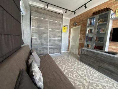 Продаю 4-комнатную квартиру, 132кв. м., этаж - 10/10, Панфилова/Боконбаева.