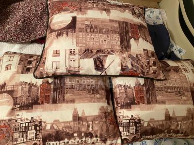 Продаю 3 подушки за 500 сом. Новые от дивана фирма Бай Нур.