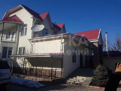 Продаю дом 7-ком. 350кв. м., этаж-3, 4,5-сот., стена кирпич, Новосибирский переулок пересекает Горького.