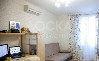 Продаю квартиру 3-ком., 50кв. м., этаж - 2/9, восток-5.