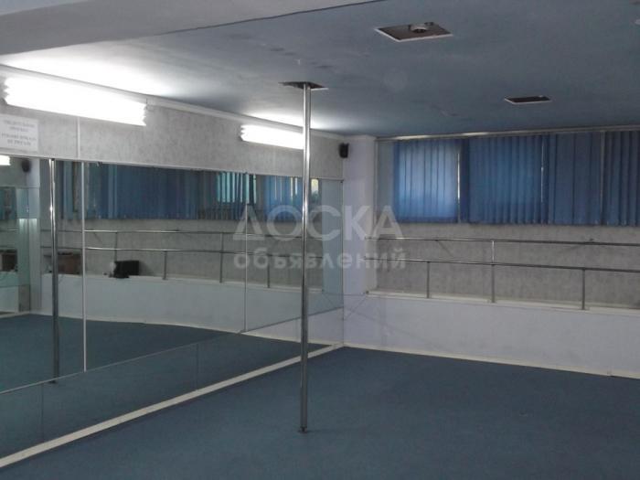 Продаю действ. фитнес-клуб с оборудованием цоколь центр 120 м2 тихо тепло возможны варианты обмена