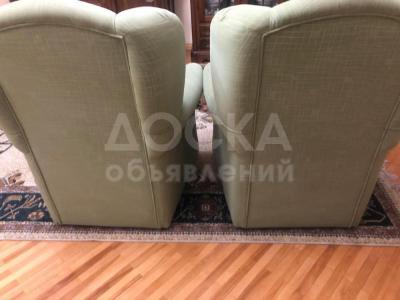 Два кресла.