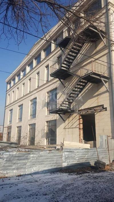 Продаю здание 5000кв. м., Центр.