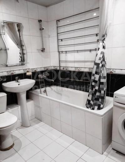 Продаю 3-комнатную квартиру, 64.5кв. м., этаж - 4/4, 3 микр д 3.