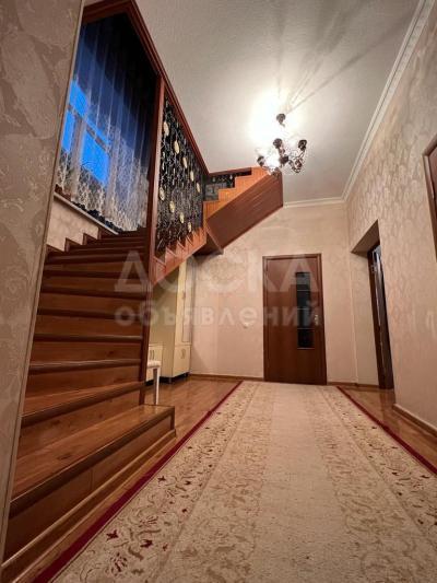 Продаю дом 5-ком. 270кв. м., этаж-3, 6-сот., стена кирпич, Токольдош ж/м.