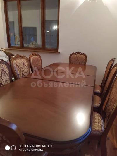 Продаю большой раздвижной деревянный стол со стульями 8 штук, б/у 

в отличном состоянии !