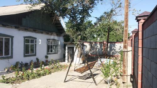 Продаю дом 4-ком., 90 м2кв. м., этаж-1, 5-сот., стена саман, Пишпек, Тойгомбаева/чайковского.