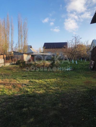 Продаю дом 4-ком. 80кв. м., этаж-1, 8-сот., стена саман, ж/м Арча-Бешик, ул. Шералиева/ул.Набережная(выше магистрали) .