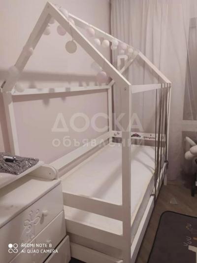 Кроватка-домик из массива дерева