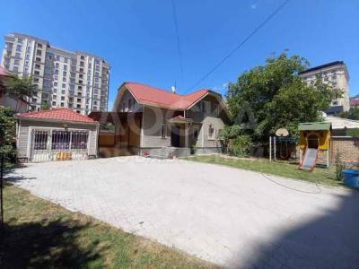 Продаю дом 6-ком. 187кв. м., этаж-1, 5,5-сот., стена кирпич, Военторг, Коенкозова 52/Токтогулова.