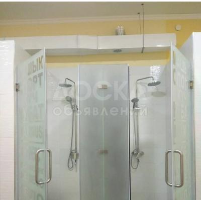 СТЕКЛО! СТЕКЛО! СТЕКЛО! Все из каленого стекла: душевые кабины, перегородка, перила, ограждения