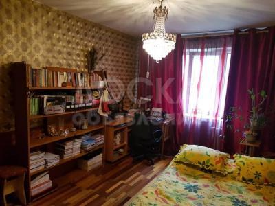 Продаю квартиру 5-ком., 89кв. м., этаж - 1/5, 10 мкр..