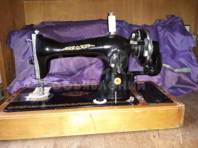 Продаю машинку швейную