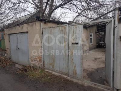 Срочно ! Продаю полдома, участок 2 сотки, р-н рынка Баят, б/п.