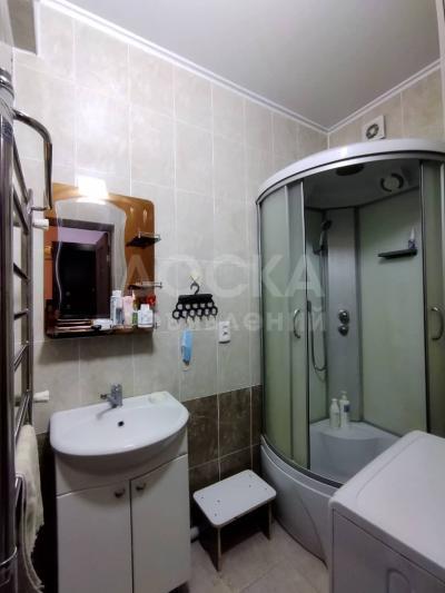 Продаю 1-комнатную квартиру, 40кв. м., этаж - 4/10, Ахунбаева/Тыналиева.