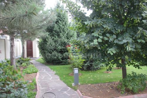 Продаю дом 4-ком., 220кв. м., этаж-2, 10сот-сот., стена кирпич, Турусбекова/Баялинова.