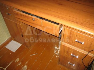 продаю 2-х тумбовый письменный стол - 2500с.