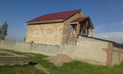 Продаю дом 6-ком., 200кв. м., этаж-2, 9-сот., стена кирпич, c. Новопокровка.