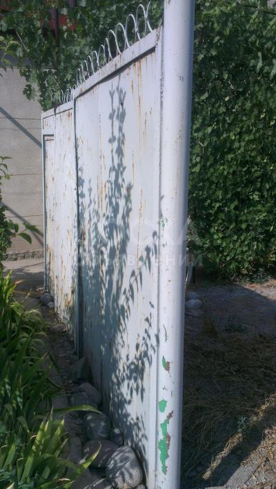 Продаю ворота из хорошего советского металла 3 мм, с калиткой и стойками. Дешево.