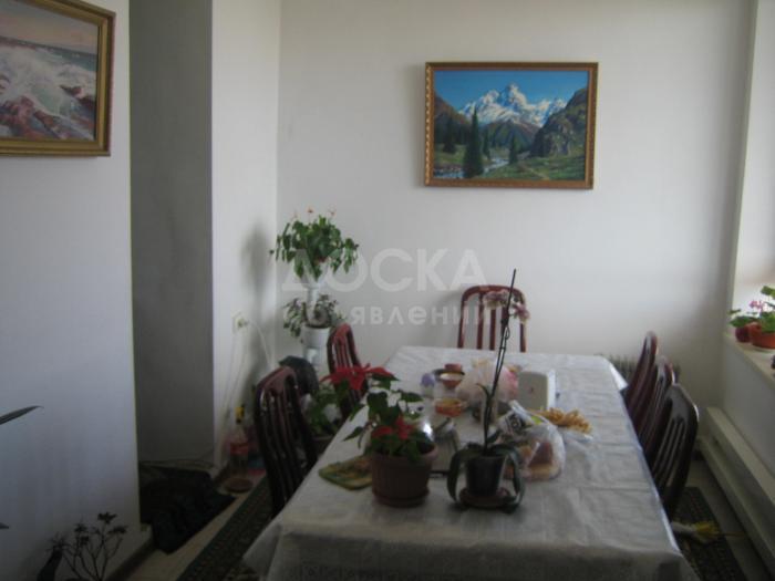 Продаю дом, 7-ком., 170кв. м., этаж-1, 4.2-сот., стена кирпич, Район м-н. "Тунгуч" по ул. Анкара(Горького) -- Ауэзова. ,