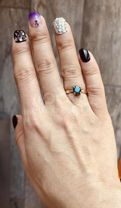 Золотое кольцо 18 карата, голубой бриллиант 1 карат! Покупала за 1000$. Продаю за 500$