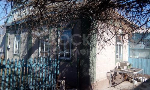 Продаю дом 3-ком., 50кв.кв. м., этаж-1, 3.5-сот., стена саман, с.Люксембург ул.железнодорожная 12.