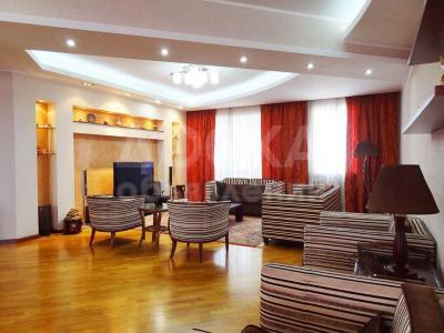 Продаю 4-комнатную квартиру, 200кв. м., этаж - 6/8, Манасчы Сагымбая .