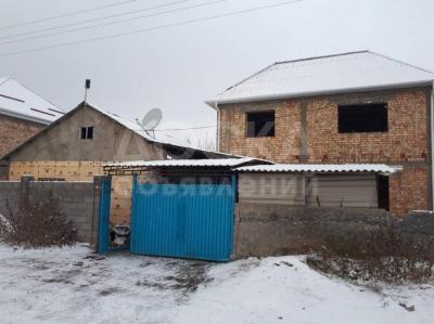 Продаю дом 4-ком., 52кв. м., этаж-2, 4-сот., стена кирпич, Учкун.