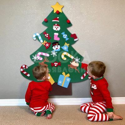 Ёлка на стену выполнена из фетра, все игрушки также сшиты из фетра