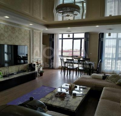 Продаю 4-комнатную квартиру, 140кв. м., этаж - 10/10, Токтогула/Манаса..