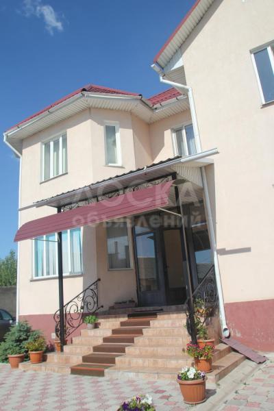 Продаю дом 8-ком. 300кв. м., этаж-3, 8-сот., стена кирпич, Репина 234.