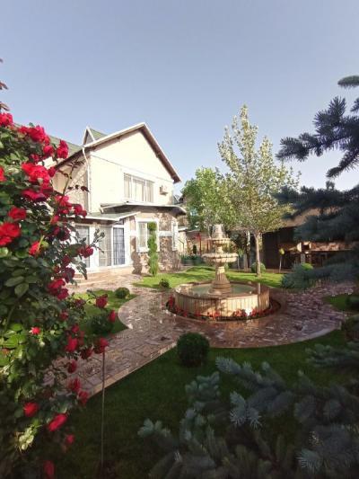 Продаю дом 5-ком. 300кв. м., этаж-2, 7.3-сот., стена кирпич, 12 мкр.