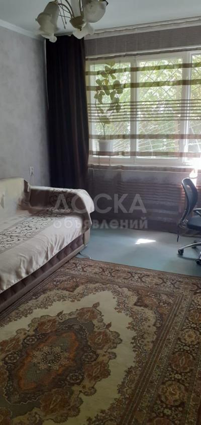 Продаю 1-комнатную квартиру, 32кв. м., этаж - 1/5, 8 микрорайон.