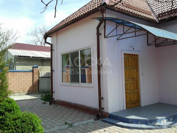 Продаю дом 4-ком., 130кв. м., этаж-1, 5-сот., стена кирпич, район Ретро Метро Клуба.