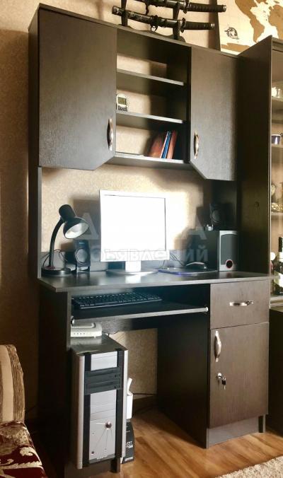 Стол письменный с полками для компьютера и шкафчиками для бумаг и документов (с замком).