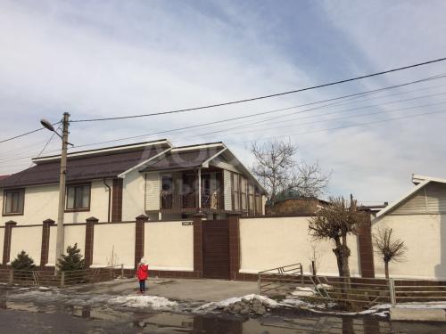 Продаю дом 6-ком., 300кв. м., этаж-3, 300-сот., стена кирпич, Рабочий городок.