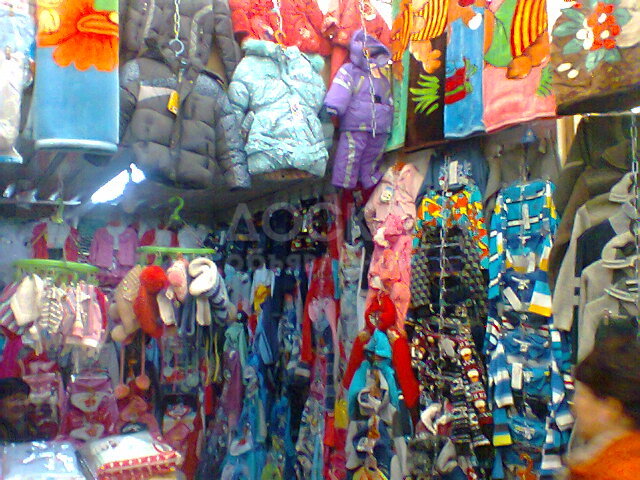 Срочно продается действующий торговый контейнер на Аламединском рынке с торговой местой в центре города (Бишкек)