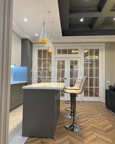 Продаю 3-комнатную квартиру, 110кв. м., этаж - 10/10, бишкек парк.